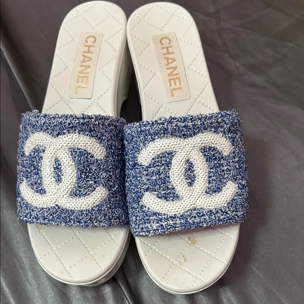 Chanel Blue and White Sandals with Iconic Design - Picture 2 of 7